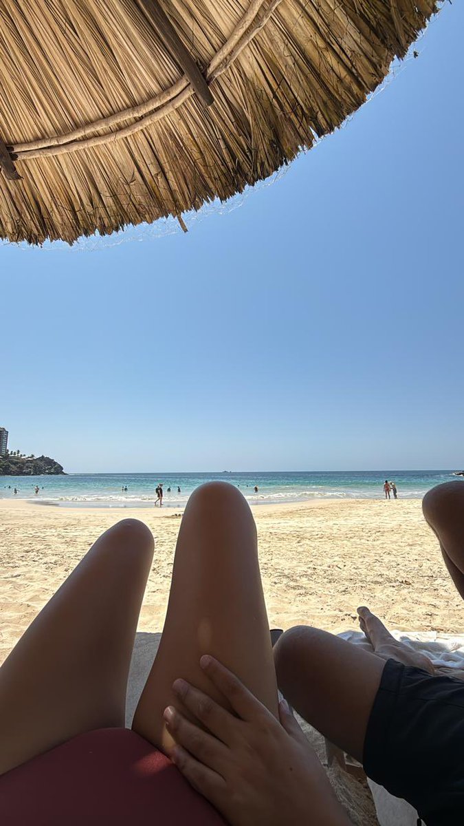 Rebeeeeeca's tweet photo. ☀️⛱️💕 https://t.co/4QZFfPeZdZ