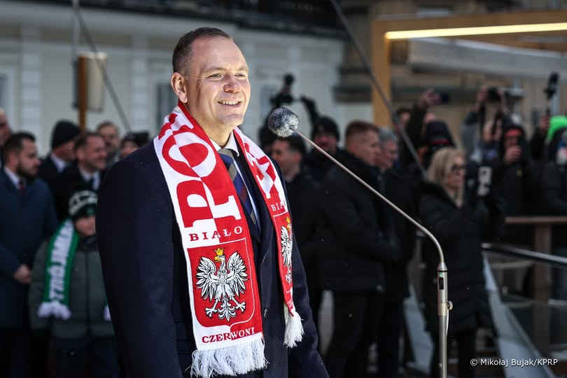 MarcinDybo88324's tweet photo. Wojciech Mucha
https://t.co/FgmbVF8UDO
Na stadionach w całej Polsce pojawiły się transparenty uderzające w Prezydenta Karola Nawrockiego (PKN). Jest nazywany "judaszem", "zdrajcą" i jeszcze gorzej. Media III RP triumfują, podobnie politycy rządowi.
O co chodzi?
Akcja jest spowodowana wetem Prezydenta pod ustawą nowelizującą Kodeks Karny.
W ustawie chciano "wprowadzenia zakazu korzystania z nielegalnie zdobytych dowodów, ograniczenia nadmiernego stosowania tymczasowego aresztu, zwiększenia decyzyjności sądów, a zmniejszenia prokuratorów, zwiększenia prawa do obrony na wszystkich etapach postępowania prawa karnego, ułatwienia uzyskania pomocy prawnej z urzędu".
Wraz z wetem te przepisy nie wejdą w życie. To niedobrze, bo powinny, gdyż od lat wiadomo, że pomówienia i areszty wydobywcze to potężna patologia. Sam opisywałem to na przykładzie sprawy "Starucha" i innych.
Tyle że tu jest bardzo poważny problem. Okazuje się, że Tusk, Żurek i reszta Koalicji 13 grudnia wpuścili jednocześnie do tej samej ustawy(!) bardzo niepokojące przepisy, których przyjęcie de facto chroniłoby pedofilów.
Jak mówił po wecie minister Zbigniew Bogucki: "jeden z przepisów zakwestionowanej przez Prezydenta ustawy wskazywał, że nie można by było stosować tymczasowego aresztowania wobec podejrzanych o czyn z art. 157a Kodeksu karnego, a więc uszczerbek prenatalny, czyli uszkodzenie ciała dziecka poczętego, ponieważ to przestępstwo podlega karze pozbawienia wolności do lat dwóch".
– A więc na mocy zakwestionowanej ustawy nie można byłoby tutaj stosować tymczasowego aresztowania – argumentował Bogucki.
Ustawa zakładała także, że organy ścigania, prokuratura, sądy nie będą mogły stosować w ogóle tymczasowego aresztowania w przypadku przestępstwa z art. 200a § 2 Kodeksu karnego, który brzmi:
"Kto za pośrednictwem systemu teleinformatycznego lub sieci telekomunikacyjnej małoletniemu poniżej lat 15 składa propozycję obcowania płciowego, poddania się lub wykonania innej czynności seksualnej lub udziału w produkowaniu lub utrwalaniu treści pornograficznych, i zmierza do jej realizacji, podlega grzywnie, karze ograniczenia wolności albo pozbawienia wolności do lat 2".
– Innymi słowy tego rodzaju grooming stosowany wobec dzieci przez pedofilów miałby być w jakiejś mierze chroniony; to znaczy państwo nie mogłoby stosować tymczasowego aresztowania nawet gdyby realizowała się ta generalna przesłanka, czyli dowody wskazywałyby na duże prawdopodobieństwo popełnienia przez podejrzanego czy przez oskarżonego tego haniebnego czynu - mówił Bogucki.
Co ważne, jednocześnie  nie można byłoby stosować tymczasowego aresztowania w przypadku czynu opisanego w art. 208 Kodeksu karnego, czyli rozpijania małoletniego. Nie byłoby możliwe także stosowanie tymczasowego aresztowania w przypadku tzw. hackingu, czyli bezprawnego uzyskiwania dostępu do informacji.
Co to znaczy? Ano tyle, że prawdopodobnie całość jest sprawną operacją Koalicji 13 grudnia obliczoną na postawienie Prezydenta w trudnej sytuacji i skłócenia go z kibicami. Gdyby podpisał - okazałoby się, że "chroni pedofilów i krzywdzicieli dzieci". Nie podpisał - jest za aresztami wydobywczymi.
Warto o tym wiedzieć, bo emocje biorą górę.
Pozostaje czekać, czy sam Prezydent Nawrocki nie wyjdzie z projektem ustawy realnie zmieniającej to, o co kibice (i nie tylko) mają słuszne pretensje.
Tyle, że to pretensje źle kierowane - inni szatani są tu czynni, a sprawna operacja ma na celu skłócenie ludzi z Nawrockim. Nie dawajcie się manipulować.
PS: algorytmy często tną zasięgi moich wpisów. Jeśli ten post wydaje Ci się ważny - proszę, podaj go dalej.