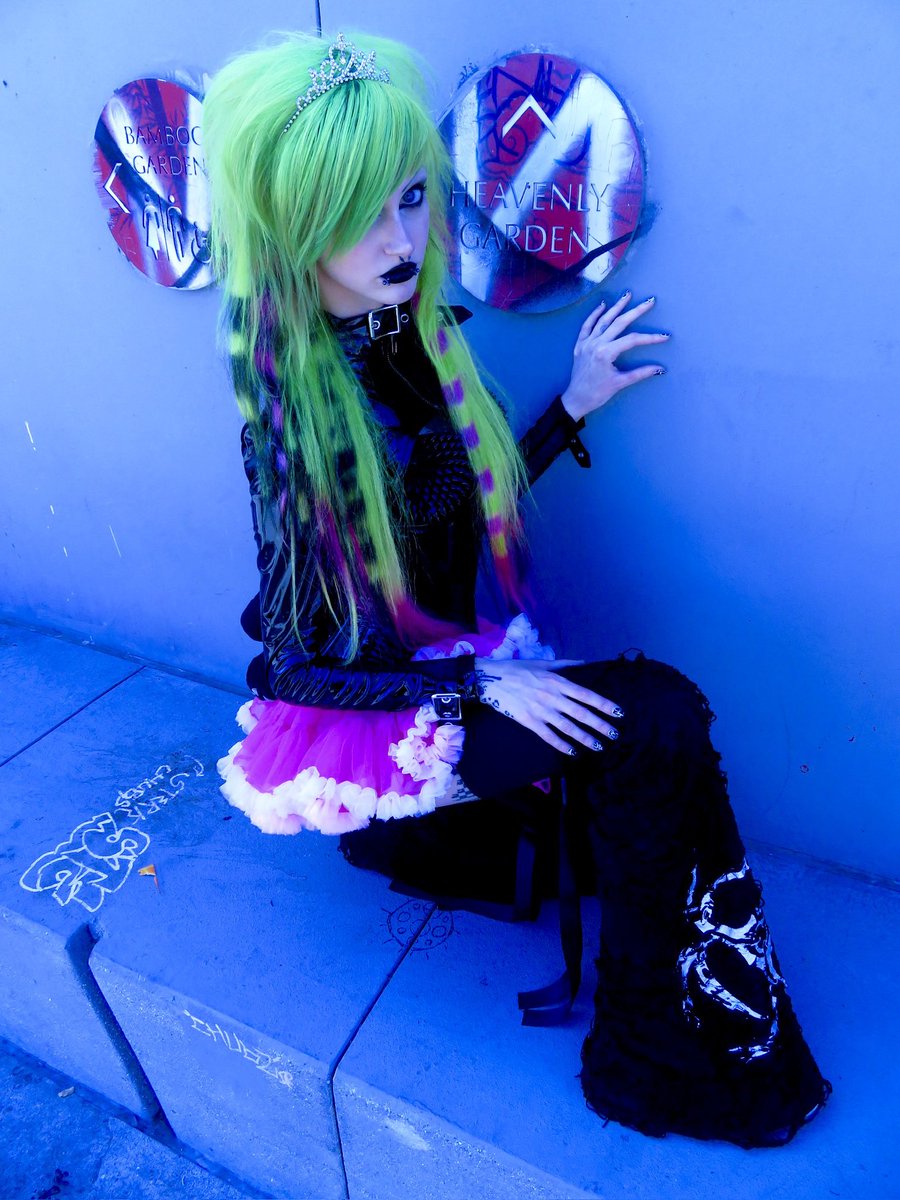 ROSIISWTCHBLADE's tweet image. i bleed neon ☣️ #myspace