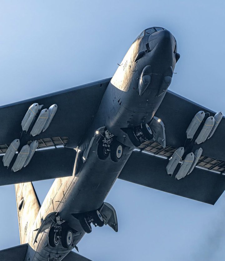 #صورة تم نشرها قبل قليل 

لطائرة B-52 محملة بصواريخ كروز متجهة إلى إيران !!

طائرة B-52 قادرة نظريًا على إطلاق حوالي 20 صاروخ كروز في موجة واحدة وحتى دون الحاجة إلى الدخول في المجال الجوي المعادي ما يجعلها منصة ضرب بعيدة المدى