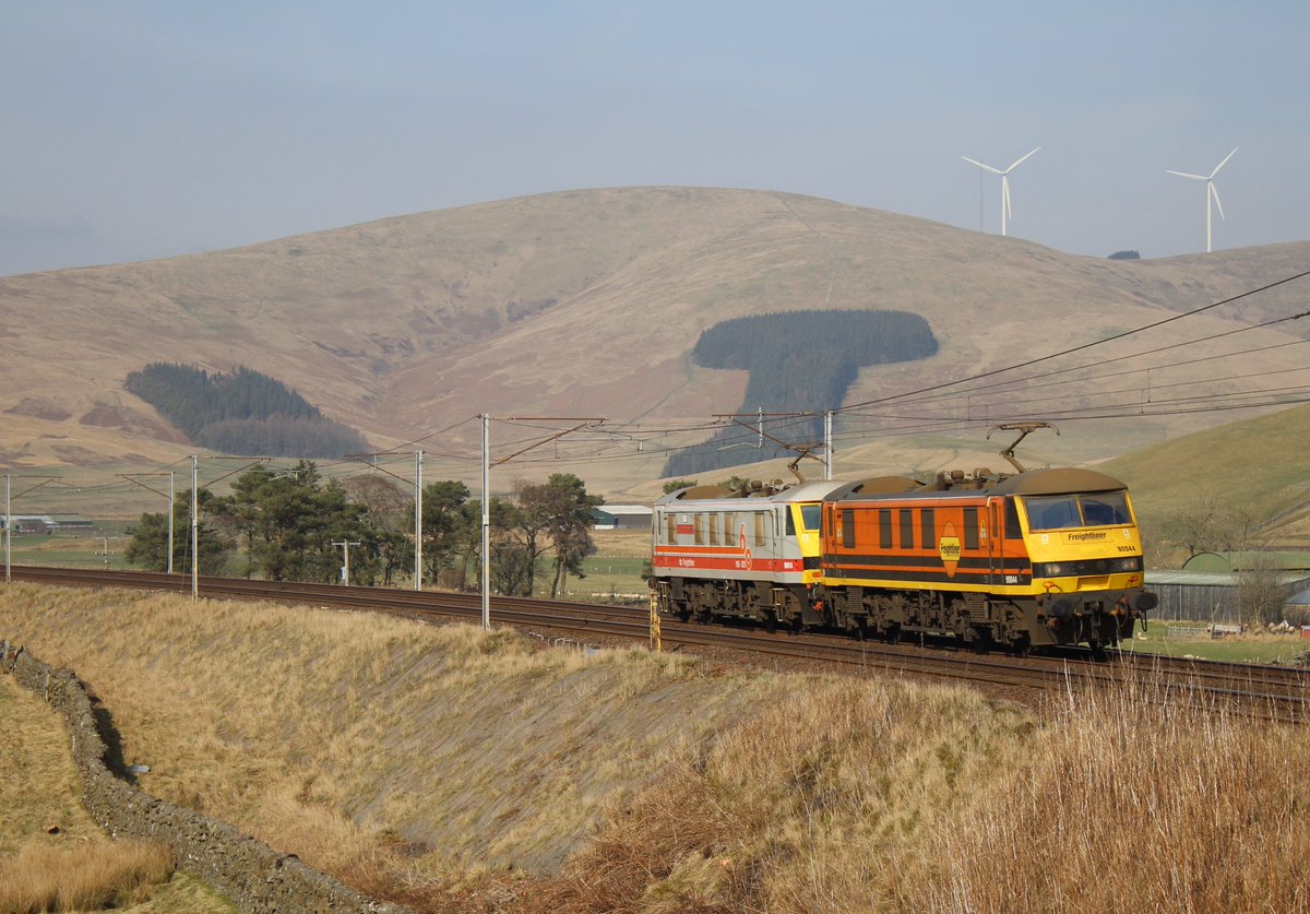 303032_trains2 tweet media