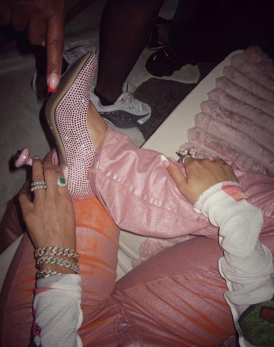 𝓐 𓆩ᥫ᭡𓆪 tweet media