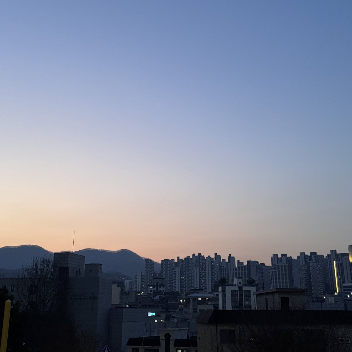 이 시간에 출근할때면 하늘이 깜깜했는데 이제는  어둡지가 않네요 ㅎㅎ 

날씨도 많이 풀렸고, 봄이 진짜 오긴왔나봅니다

이번주도 일정이 많지만, 화이팅해보겠습니다😄