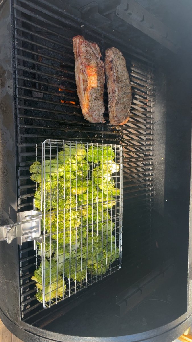 Crous cooks hotdogs in the microwave. #Aint