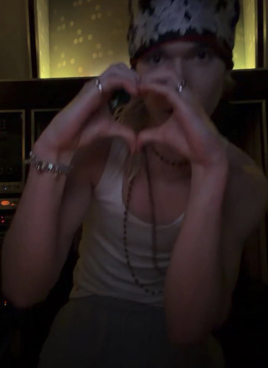 chrissy ࿐ྂ tweet media