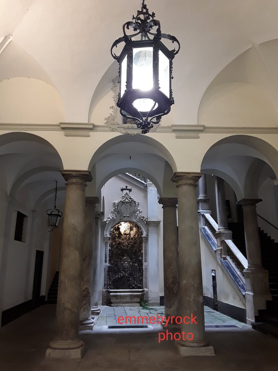 emmebyrock's tweet photo. Antichi #Palazzi a #Genova dove entrando si vedono antiche meraviglie, come questa antica fontana a grottesca con un magnifico #mascherone. Il Palazzo realizzato nel 1580, molto bello l'atrio con colonne e scalone loggiato che porta a due piani nobili.
#emmebyrock #photo https://t.co/Xl9ckdosTS