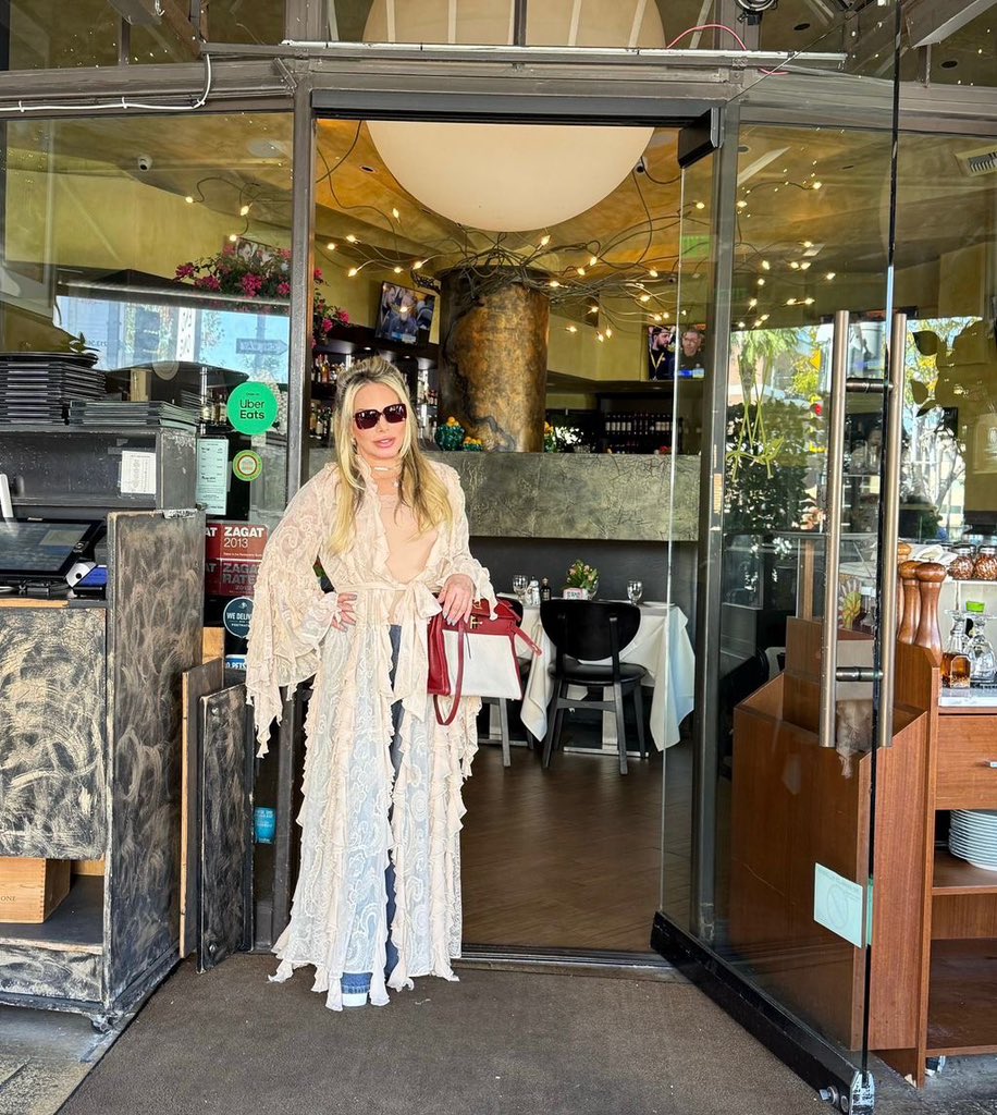 AdrienneMaloof's tweet image. Lunch at Via Alloro 🍝 ❤️ #ViaAlloro #SundayBrunch #OOTD