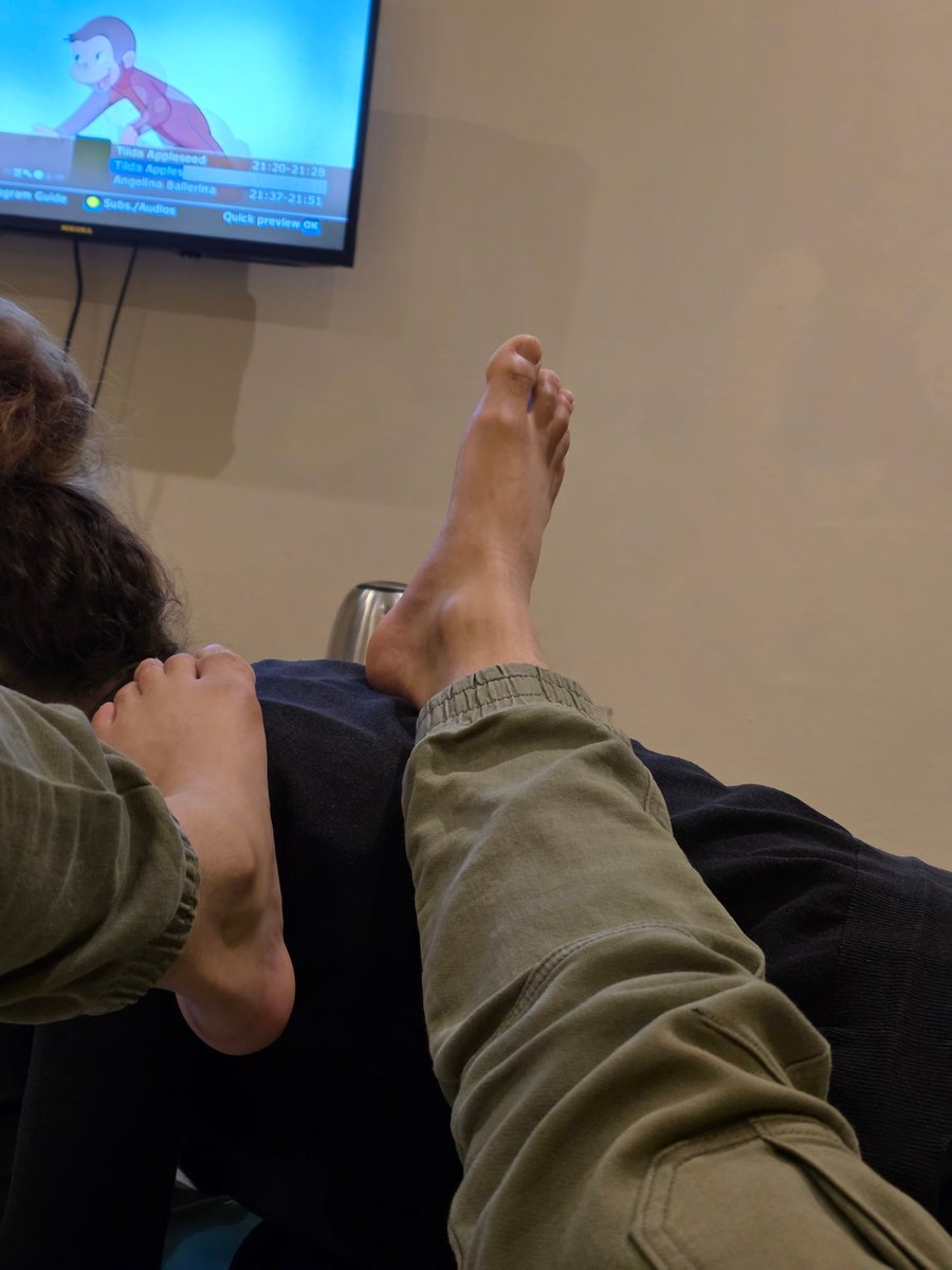 jslft4's tweet photo. Les femmes soumises excellent mdrr, qui veut savoir place de chienne ? #cashmeet #feetslave #rtgame #soumis #findom #cashmaster #dirtyfeet #soumis https://t.co/nIN4CdfSS4
