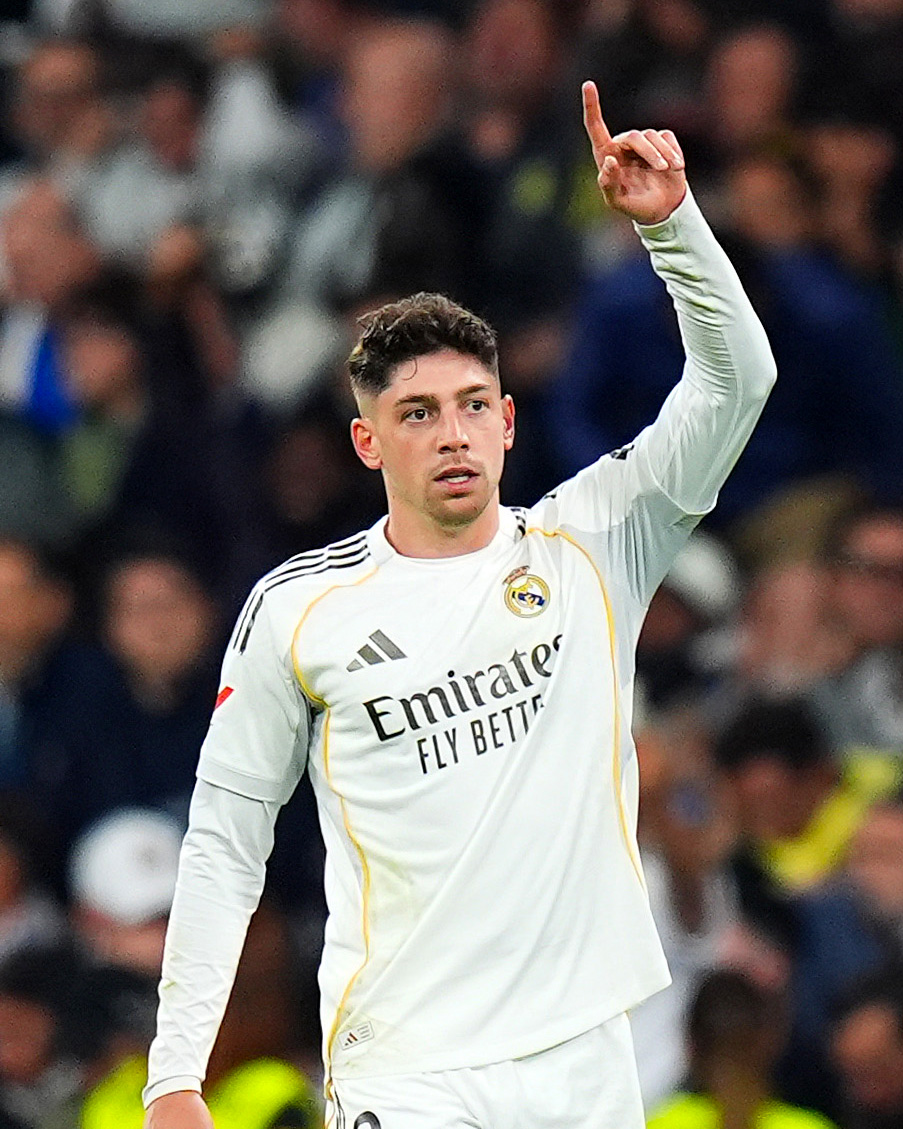 brfootball's tweet photo. ⚽️ 52'—Vini Jr.
⚽️ 55'—Valverde

TWO GOALS IN THREE MINUTES. REAL MADRID LEAD THE DERBY 🔥 https://t.co/z5UMC3N1ge