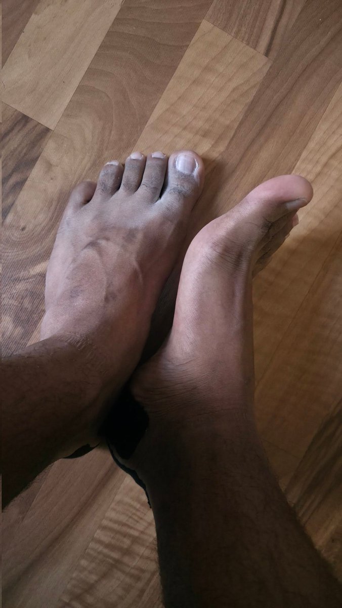 comodin111's tweet photo. 👨‍🏭Despues del trabajo.
👨‍🏭after job. 
#feet #feetfetısh #fetiche #pies https://t.co/LrUHURJQDP