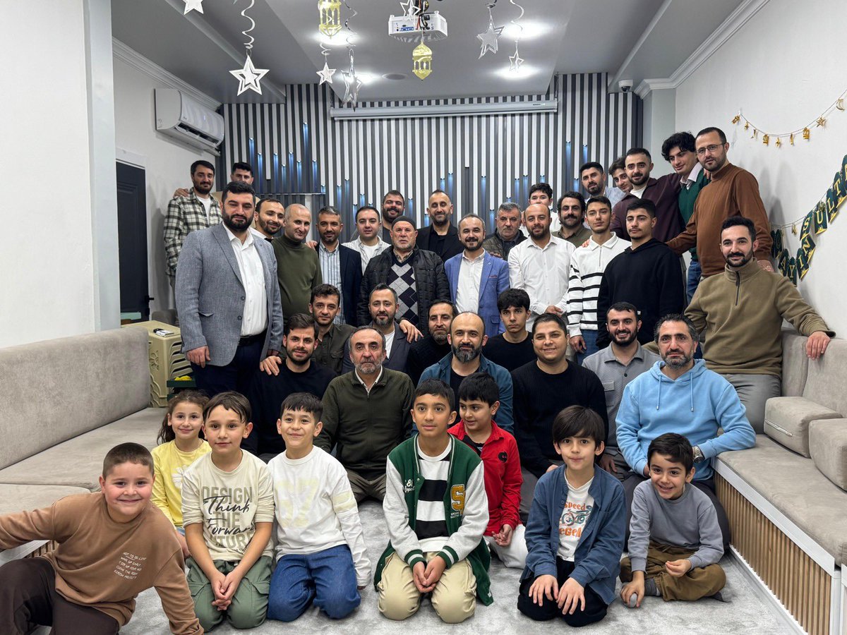 imhesenyurt's tweet photo. Mübarek bayramın bereketini ve sevincini geleneksel bayramlaşma merasimimizle paylaştık. 

Kahvaltı ile başlayan bu özel buluşmada, kardeşlik bağlarımızı bir kez daha pekiştirdik. Bayramın en güzel geleneğini yaşatarak, küçük misafirlerimize bayram harçlıklarını takdim ettik. https://t.co/Ofph9VPt6v