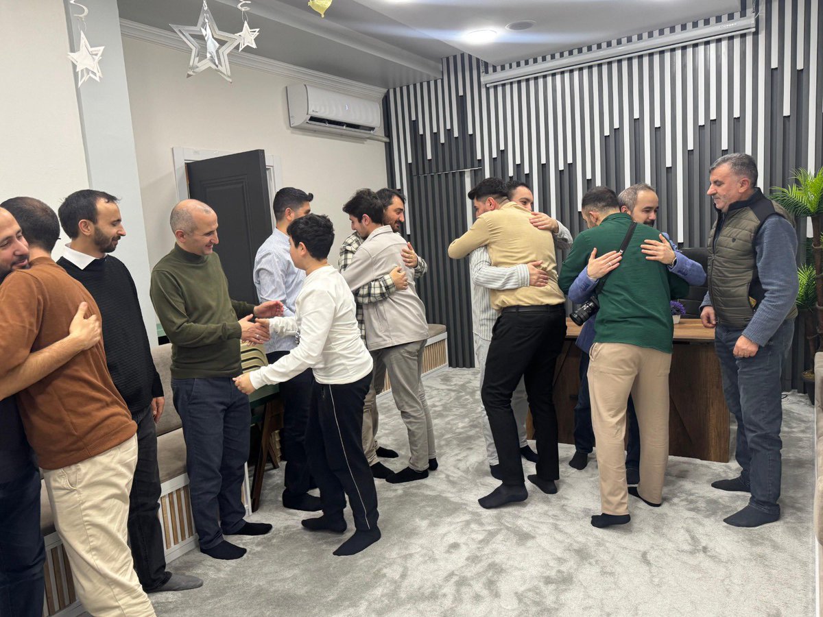 imhesenyurt's tweet photo. Mübarek bayramın bereketini ve sevincini geleneksel bayramlaşma merasimimizle paylaştık. 

Kahvaltı ile başlayan bu özel buluşmada, kardeşlik bağlarımızı bir kez daha pekiştirdik. Bayramın en güzel geleneğini yaşatarak, küçük misafirlerimize bayram harçlıklarını takdim ettik. https://t.co/Ofph9VPt6v