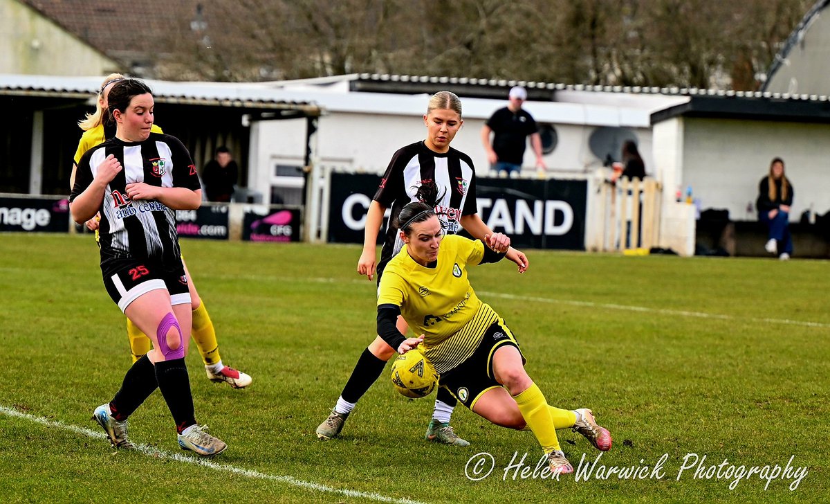 HelenWarwick5's tweet image. ⚽️ @GCWFL Division 2 Action Cinderford Town Ladies 1st v @newenttownafc Women ⚽️

@swsportsnews @SevernSport @MarkHalliwell1 @SWWFN @wssmagnews @SheKicksMag 

For Full Album 📸

flickr.com/photos/1632808…

#upthedaffs 💛 #localteam #womensfootball