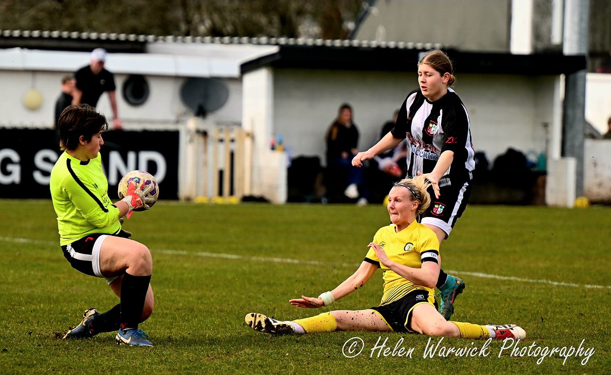 HelenWarwick5's tweet image. ⚽️ @GCWFL Division 2 Action Cinderford Town Ladies 1st v @newenttownafc Women ⚽️

@swsportsnews @SevernSport @MarkHalliwell1 @SWWFN @wssmagnews @SheKicksMag 

For Full Album 📸

flickr.com/photos/1632808…

#upthedaffs 💛 #localteam #womensfootball