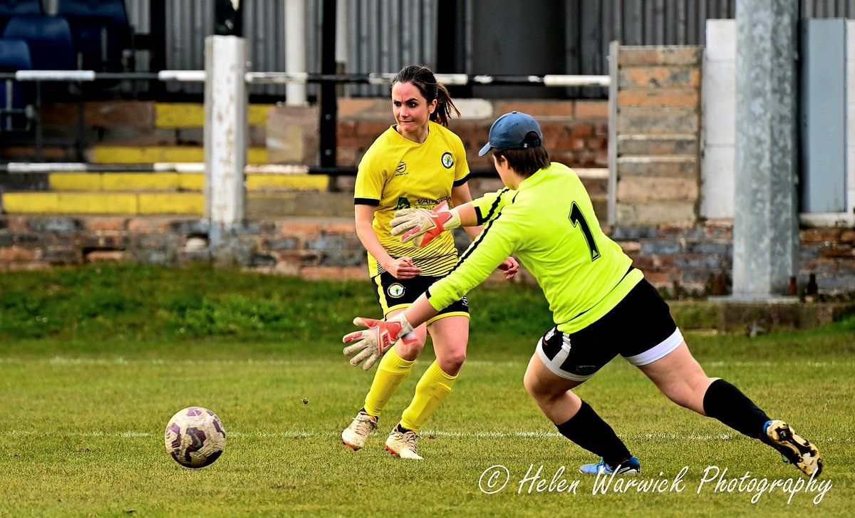 HelenWarwick5's tweet image. ⚽️ @GCWFL Division 2 Action Cinderford Town Ladies 1st v @newenttownafc Women ⚽️

@swsportsnews @SevernSport @MarkHalliwell1 @SWWFN @wssmagnews @SheKicksMag 

For Full Album 📸

flickr.com/photos/1632808…

#upthedaffs 💛 #localteam #womensfootball