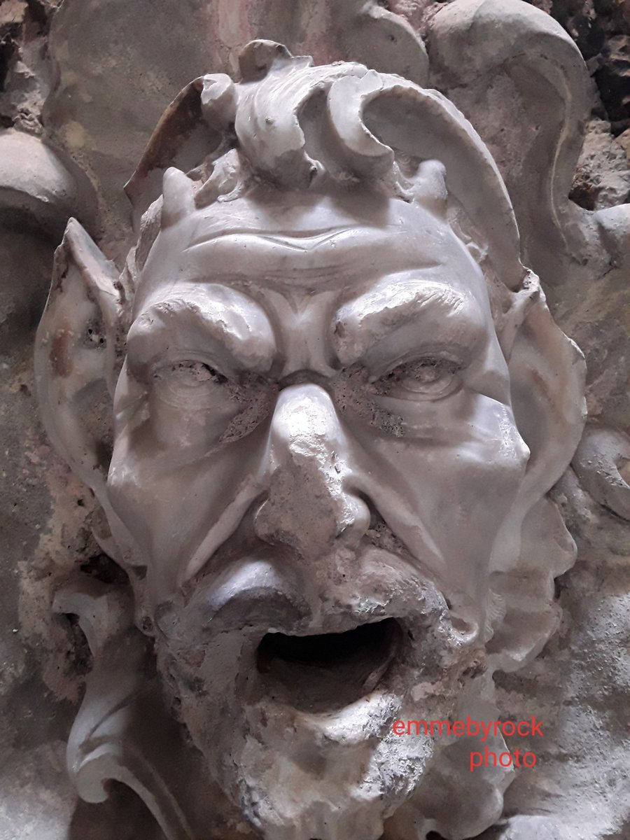 emmebyrock's tweet photo. Particolare del nell'antico #mascherone nella fontana a #grottesca. 
Immagine e contesto storicamente suggestivo, si trova in uno dei #Palazzi dove anticamente venivano ospitati personaggi illustri in visita alla #RepubblicaDiGenova. 
#emmebyrock #photo https://t.co/V7XHuCkuy1
