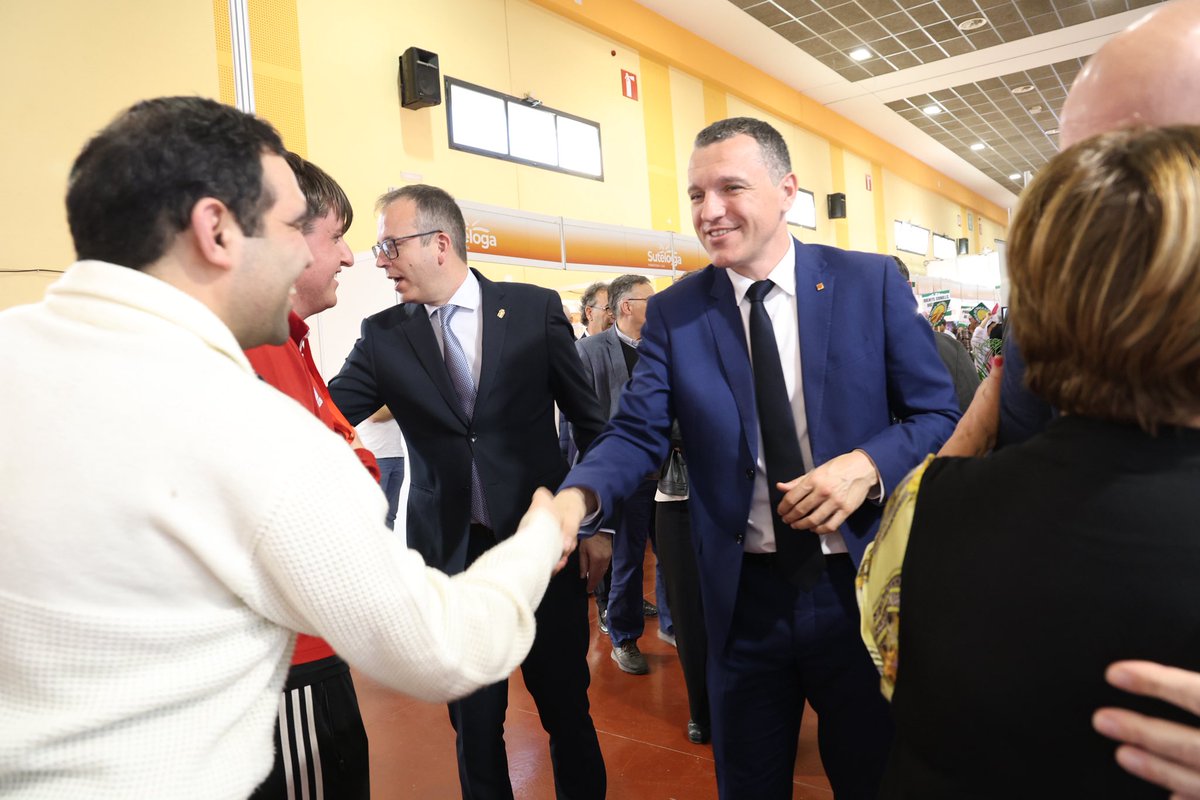 oscarordeig's tweet photo. Enhorabona a la Fira de St. Josep de Mollerussa per la 153a edició.

Des del territori, es consolida com a referent en innovació, maquinària i debat agroalimentari.

Cal accelerar la inversió en eficiència hídrica, sostenibilitat i energia neta per fer un sector més competitiu. https://t.co/jDyrVcpCe6