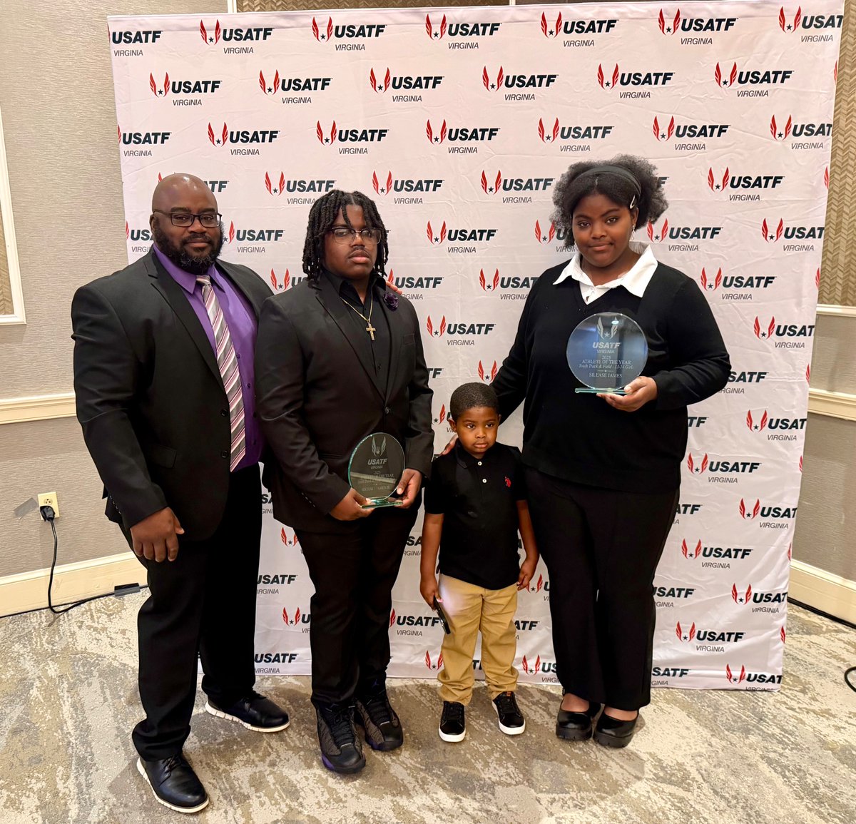 SileaseThrows tweet media