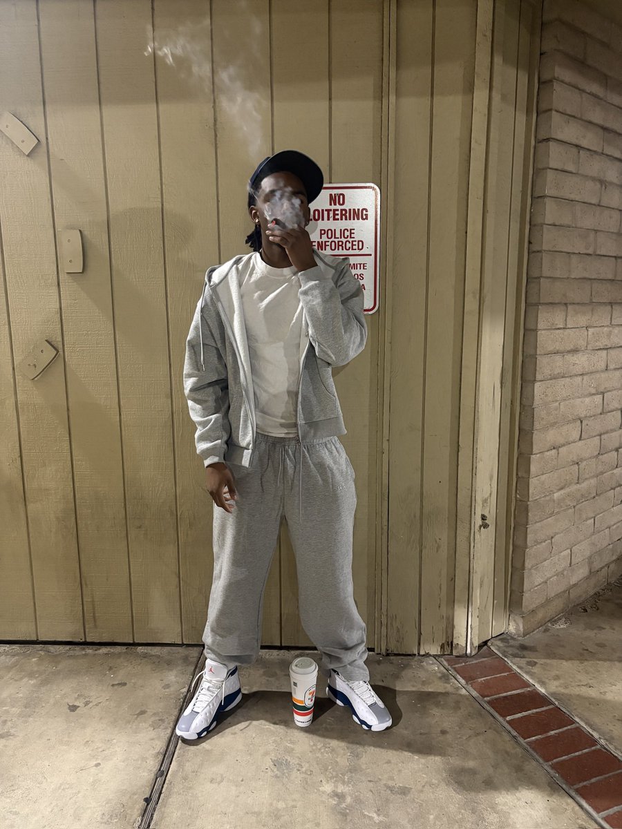 k8ika1's tweet photo. Onna corner posted 💰on me like I got evicted! https://t.co/7rS9UoRbAc
