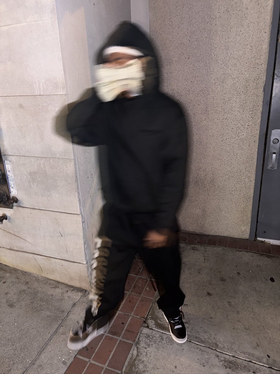 k8ika1's tweet photo. Onna corner posted 💰on me like I got evicted! https://t.co/7rS9UoRbAc