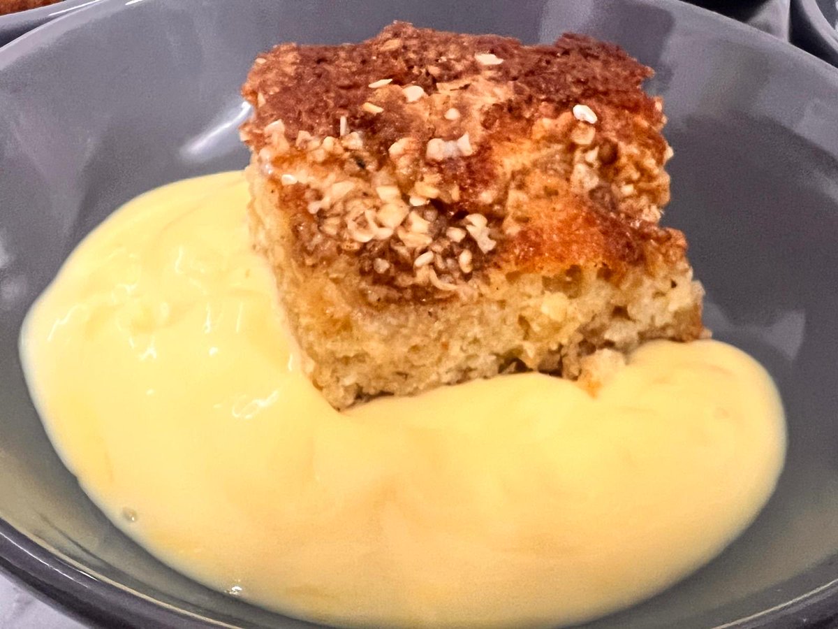 Turquoise Team hosted tonight’s drop-in, serving guests a choice of Sweet/Sour Chicken with Rice/Spring Rolls or Chinese Chicken Curry with Rice/Samosas followed by Apple/Pear Crumble Tray Bake with Custard or Individual Trifle/Cheesecakes. All left with takeaway rolls+treats too