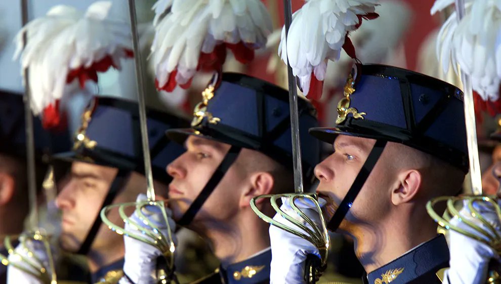 PANTALON ROUGE tweet media