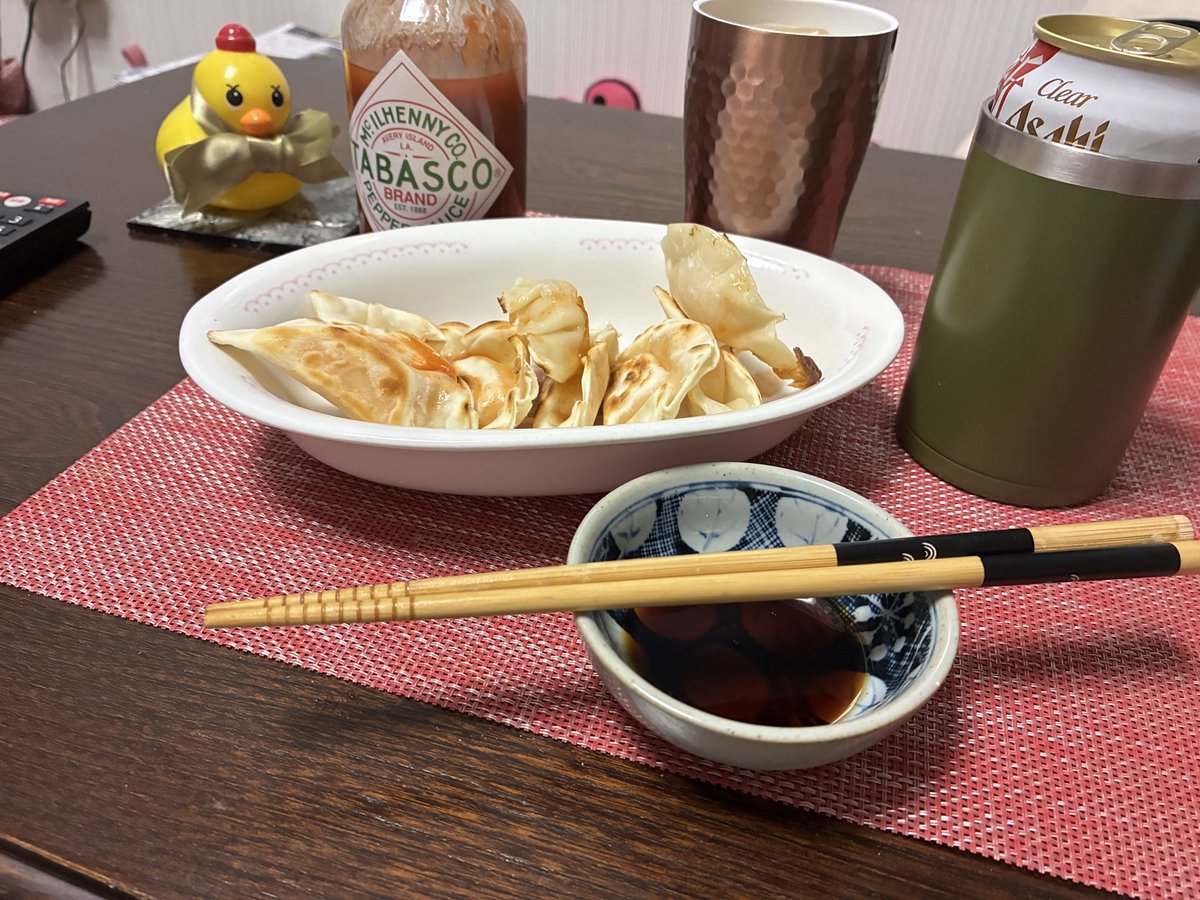 おはようございます🙇🏻‍♀️
1️⃣外食続きで久しぶりにミネストローネ🍅
2️⃣加湿器を掃除✨️
3️⃣娘お勧めの映画「ファーストキス」を観つつ飲む☕️が可愛い🦊🐰(上海在住の推し友さんから頂いた🎁)
4️⃣⬆️の映画にも出てきた餃子を食べながら夜を迎えたよ🥟
これはチーズ餃子だが🧀💦

家でのんびり🏠幸せな時間😌