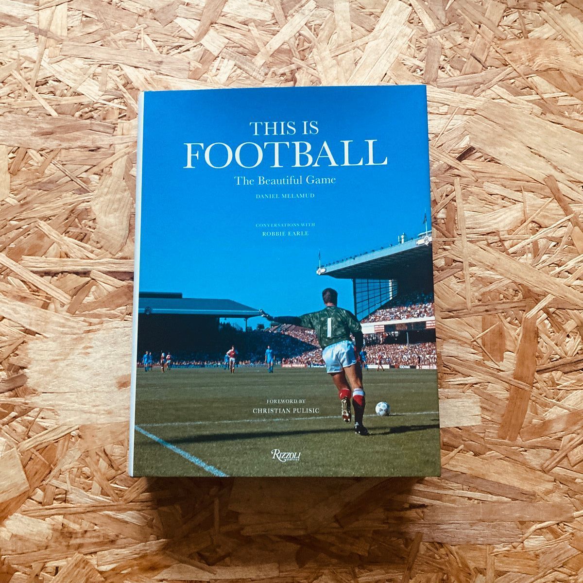 StanchionBooks's tweet photo. 𝐑𝐄𝐒𝐓𝐎𝐂𝐊 | THIS IS FOOTBALL by @danielmelamud

A sumptuous celebration of the timeless beauty of football its greatest and most stylish players, from past heroes to today's stars, along with its hallowed grounds

@Rizzoli_Books

🛒 https://t.co/tDxJndF6CQ https://t.co/oQkRRtOkRV