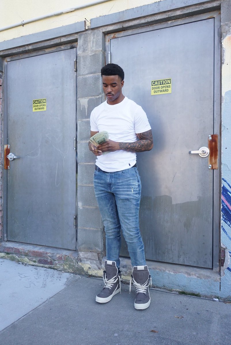 ypffatz9's tweet photo. Came a long way from sitting onna block I got on rick owens https://t.co/l3ENGav257