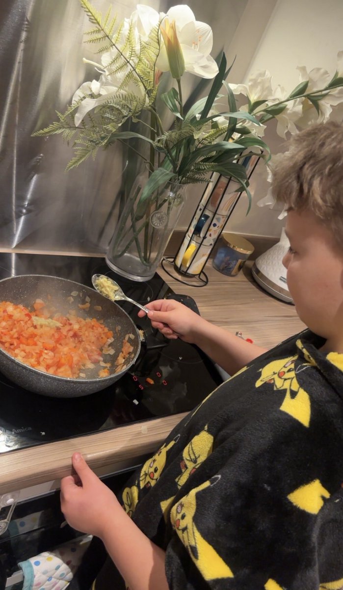 Han_rose95's tweet photo. @CCCRPrimary task 8 James made Cajun chicken pasta 😋 https://t.co/SwA8L8naaS