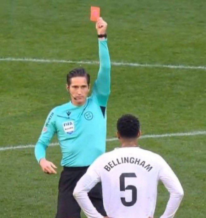 FootyHumour's tweet photo. Real Madrid vs this ref = guaranteed red card every time 😭 https://t.co/HhGni0jlH3