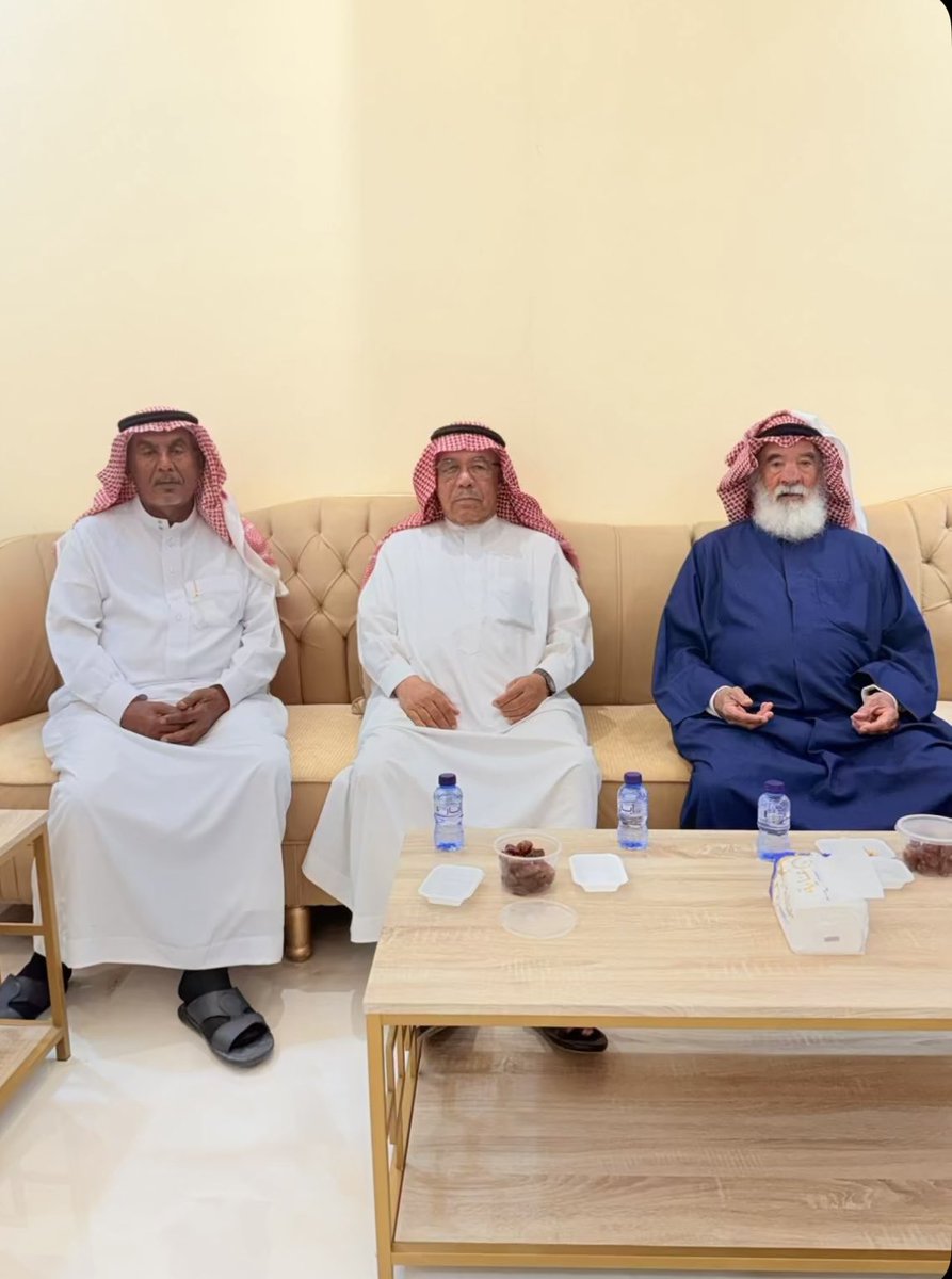 al_muwayni's tweet photo. بحمد الله وتوفيقه ..

أقيم إجتماع المعايدة للعائله في منزل /العم احمد بن ابراهيم الموينع مساء ثالث ايام عيد الفطر المبارك أدام  الله أعيــادنا بالبهجــة والسرور وحمى الله بلادنا وحكامنا من كل سوء ومكروه https://t.co/mwg4yMu1IV