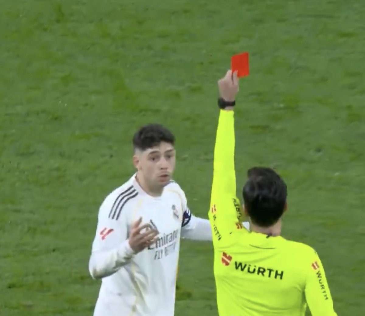Madr7dismo's tweet photo. Mismo árbitro que expulsó a Bellingham injustamente. Hoy a Fede Valverde 

HAY COSAS QUE NO CAMBIAN EN LA LIGA DE NEGREIRA. CONTRA TODOS

☠️☠️☠️ https://t.co/Xc9tj3ueqN