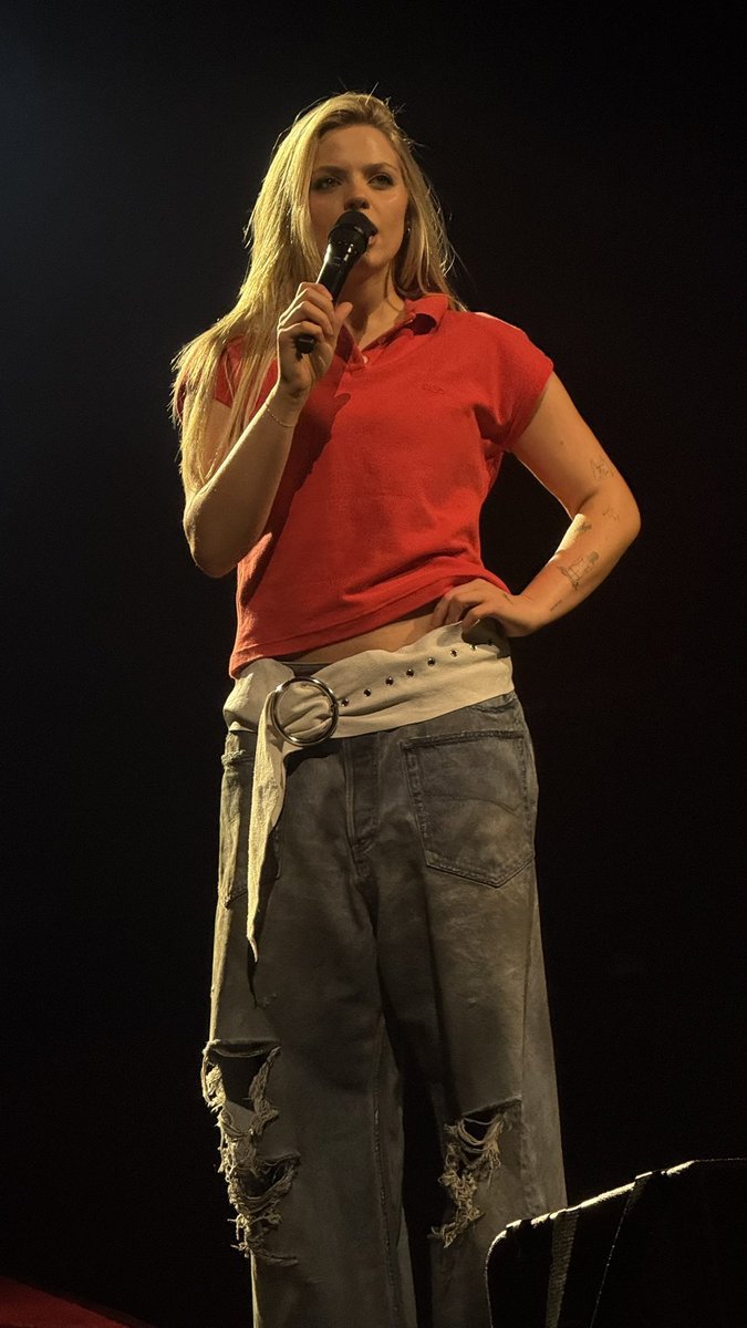 ellie ☆ tweet media