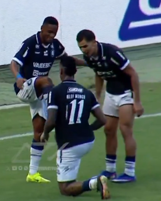 o Manga fazendo a comemoração engraxando a chuteira do Jajá sendo que foi ele que deu a assistência e deveria ser ao contrário.

ele é especial.