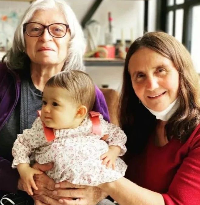 CONNECTIONDM's tweet photo. Mapi y sus abuelas 

@DulceMaria @PacoAlvarezV https://t.co/XO8CEQAgOS