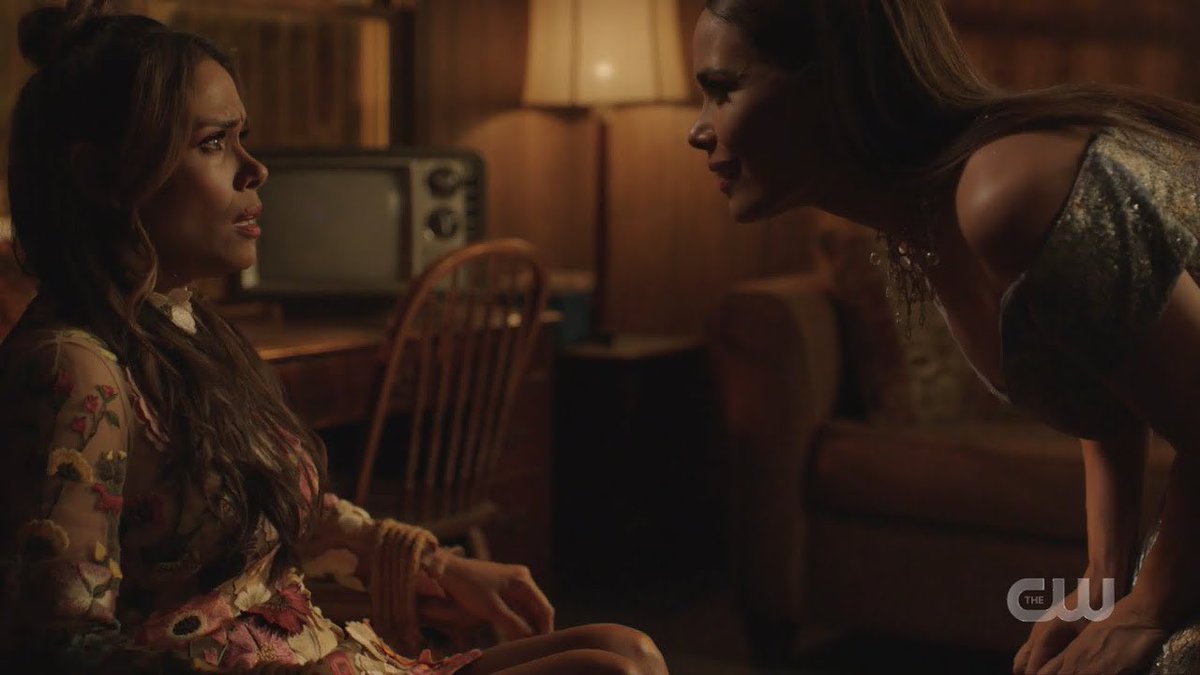 Henrysouzah's tweet image. Gosto mais do reboot, mas é impressionante como os plots são bem trabalhados no original.

A Cristal/Krystle ter uma sósia idêntica a ela acontece nas duas versões, e na original é desenvolvido com cuidado por mais de 1 temporada

No reboot, tudo acontece em 6 episódios.
#Dynasty