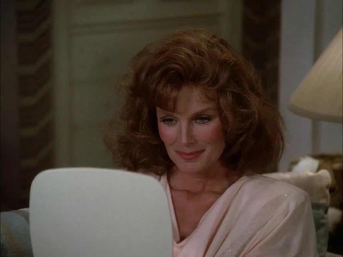 Henrysouzah's tweet image. Gosto mais do reboot, mas é impressionante como os plots são bem trabalhados no original.

A Cristal/Krystle ter uma sósia idêntica a ela acontece nas duas versões, e na original é desenvolvido com cuidado por mais de 1 temporada

No reboot, tudo acontece em 6 episódios.
#Dynasty