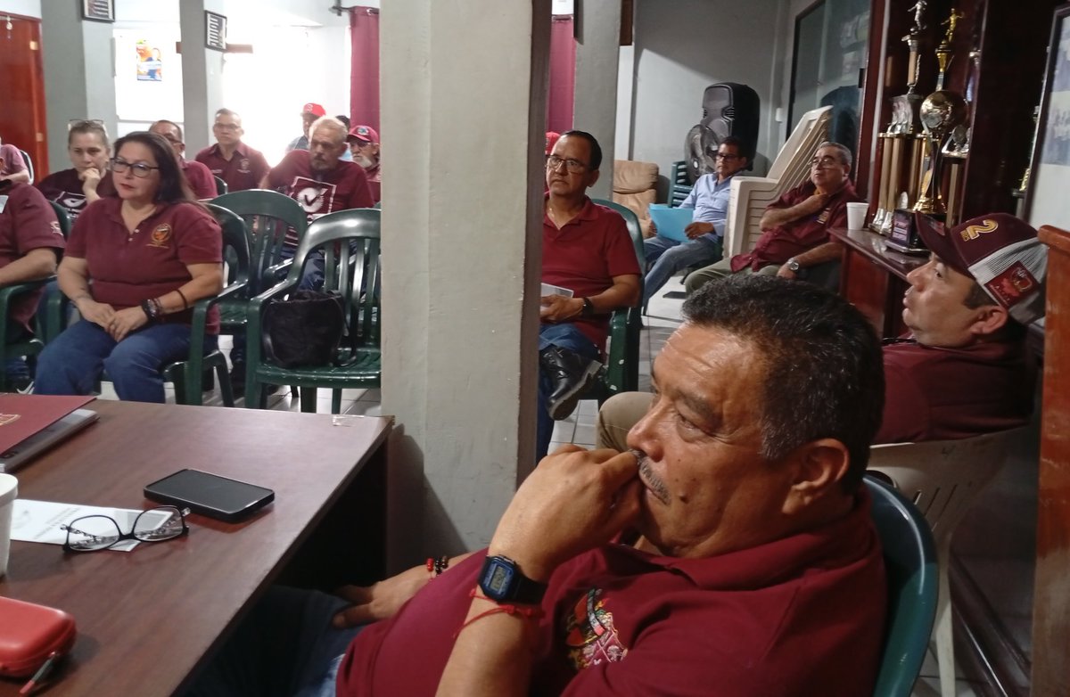 Reunión semanal en dónde se da información de puntos importantes para todos los Cos. Y siguiendo la Unidad que prevalece en nuestra <a href="/Seccion42_STPRM/">Seccion 42 STPRM Oficial</a>  al frente siempre nuestro líder <a href="/lgps03101/">@lgps0310</a> y con nuestro Srio.Gral. <a href="/MarcoAzuara1/">Marco Azuara</a> 
#MasUnidosQueNunca