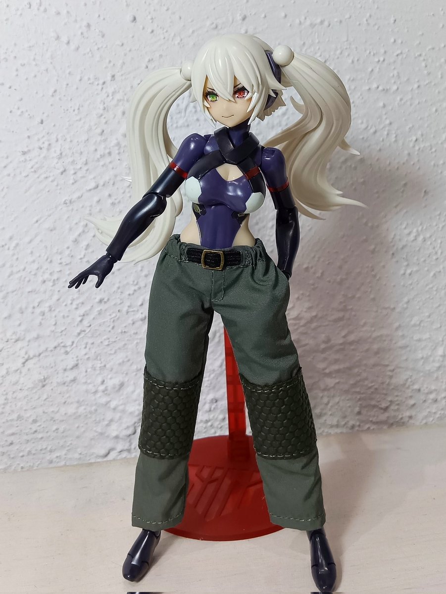 タクティカルパンツ２の試作👖
膝当て・脇ポケット付きです。
色々なサイズの子も着られるようにウエストはゴム仕様
ちょっと丈が短かったので型紙を少し修正、膝当ても斜めカットにしようかと思案中…
(.＿.)φ…ﾑﾑﾑ…
#メガミデバイス