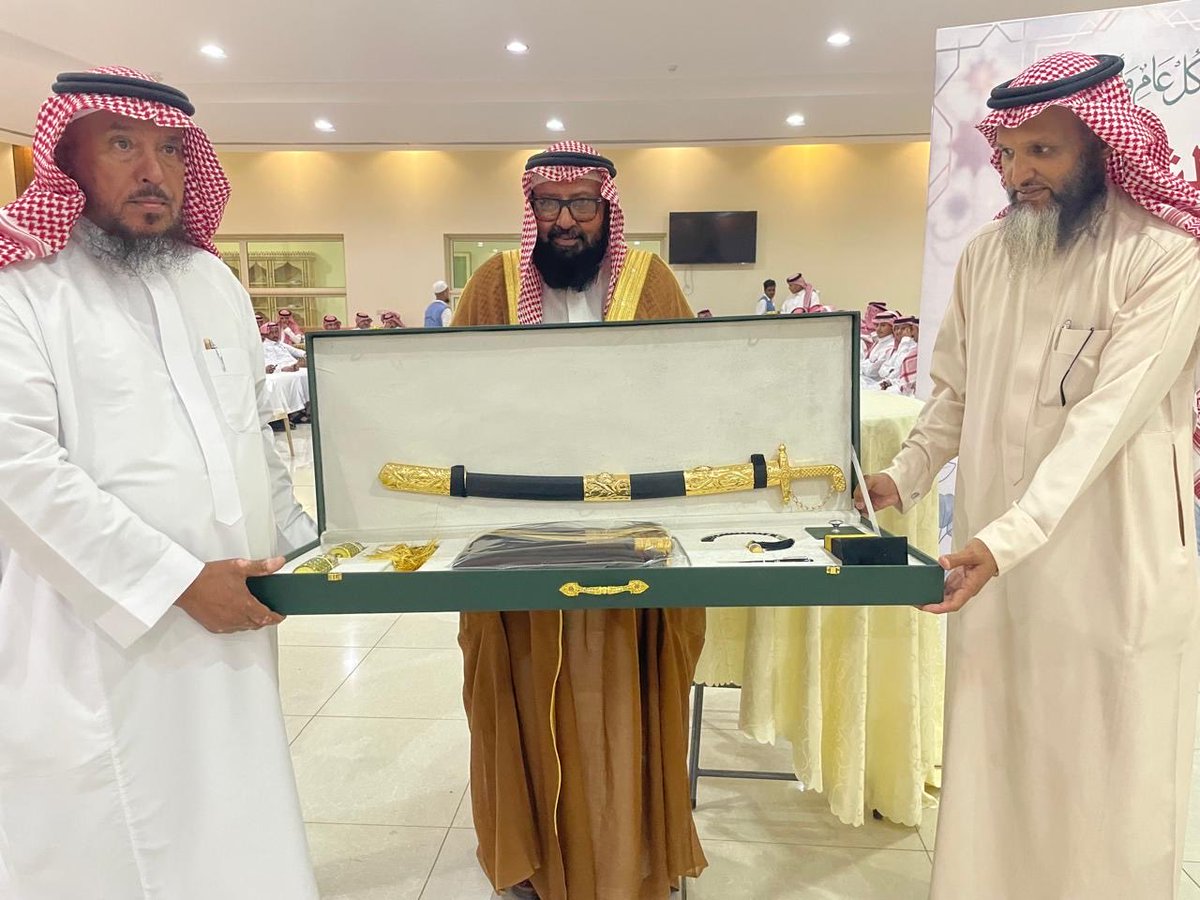 AlSheman_vip's tweet photo. #تم تكريم / نزال بن مبارك دغيم الشامي، لتقدير جهوده المميزة وعطائه المستمر مع ربعه الشيمان وما قدمه من تعاون وإخلاص كان له الأثر الطيب في نفوس الجميع.
فله منا كل الثناء والعرفان، سائلين الله أن يبارك في جهوده، وأن يجعل ما قدمه في موازين حسناته، وأن يديم عليه التوفيق والنجاح. https://t.co/2Q5PRhgz3X