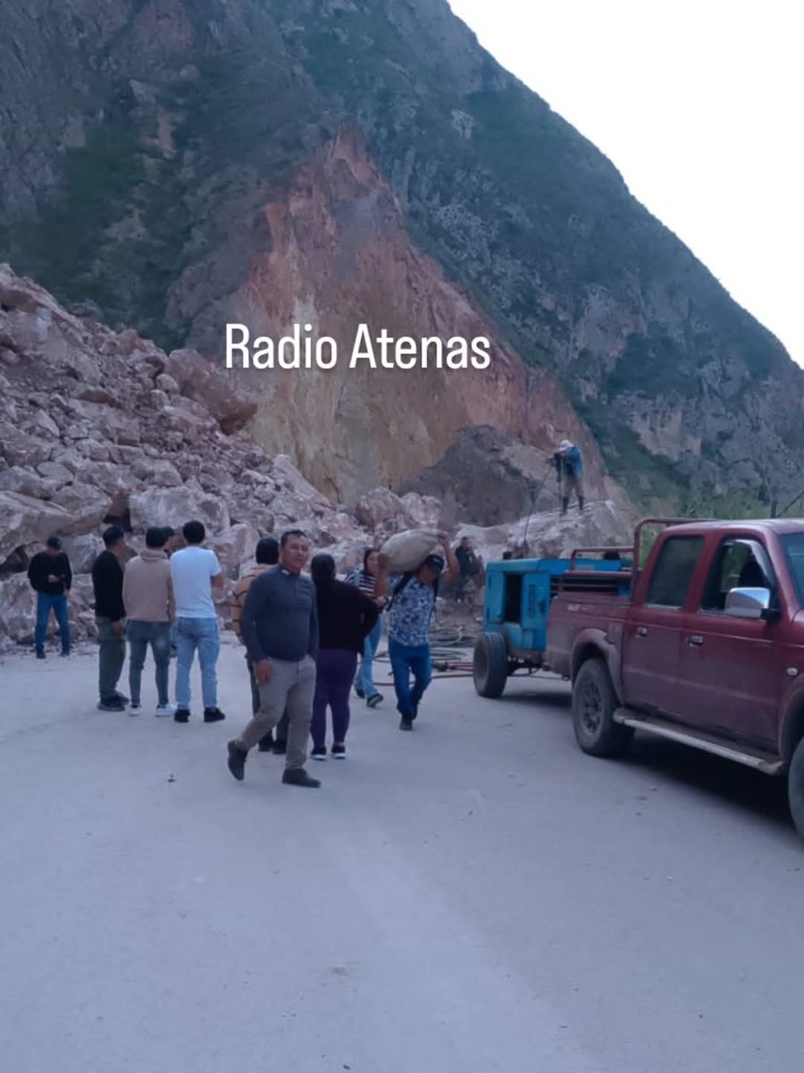 La alcaldía de Pucará, en coordinación con la Gobernación del Azuay, trabaja con explosivos para dinamitar las rocas en la vía Girón- Pasaje(sector de la Virgen de Pachamama). Además se ha sumado maquinaria municipal para ayudar a desalojar el material.
