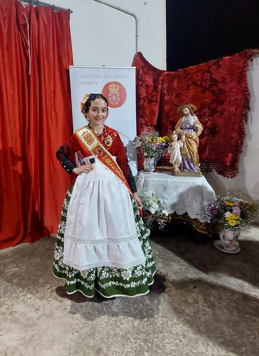 eltablacho's tweet photo. Nuestra dama, Sofía, asistió ayer al cambio de bandas de la Peña Huertana El Cuartillo; ¡donde pasaron una noche preciosa! https://t.co/EVYK2Gdbbj