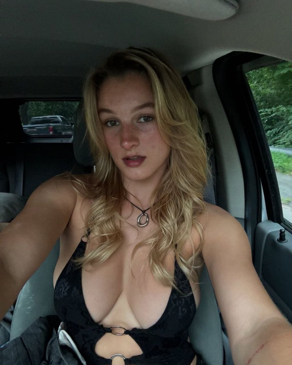 Ellena_rosee tweet media