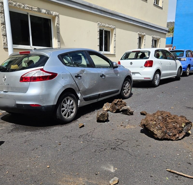 elapuron.com tweet media