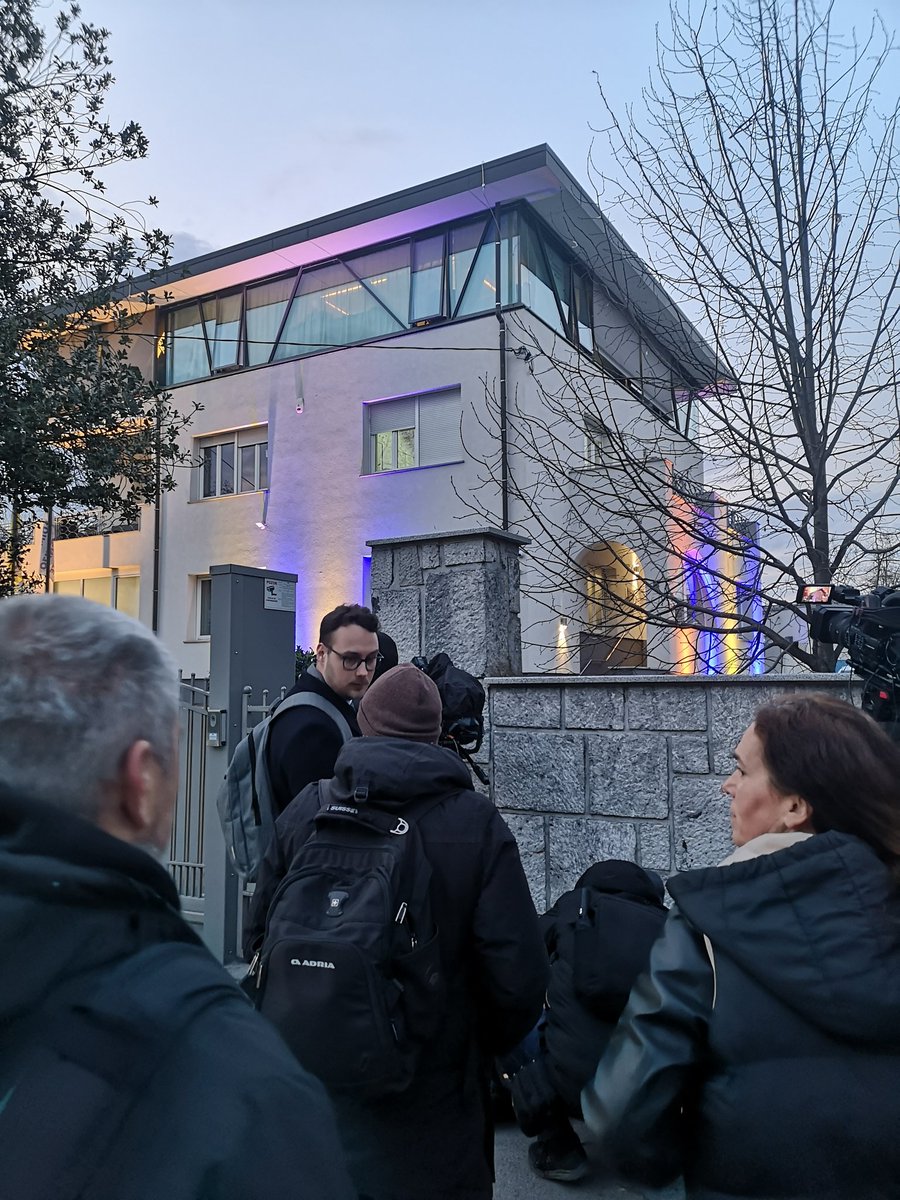 Predstavniki sedme sile se zbirajo pred sedežem SDS na Trstenjakovi 8. <a href="/24ur_com/">24ur.com</a>