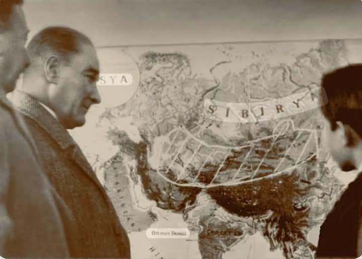 1951'de Amerika'da yayımlanan Caucasus dergisinde "Hayret verici siyasi kehanetler" başlığı altında bir yazı yayımlanıyor. Bu yazı Atatürk'le General McArthur arasında 1932 yılında yapılmış olan bir konuşmayı naklediyor. Generalin sorusu üzerine Atatürk, gelecekteki savaş