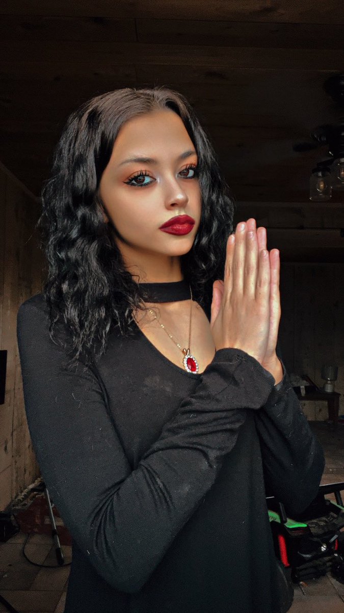 im420dutchess's tweet photo. I am hopelessly just waiting for your love 🕊️🕯️
#the420dutchess #newmusic #altgirl #alternative #gothic #goth #witch #altmusic #darkpop #grunge #aesthetic #horror #horrorcore #somewhereintheshadows https://t.co/4IbWeMeOOi