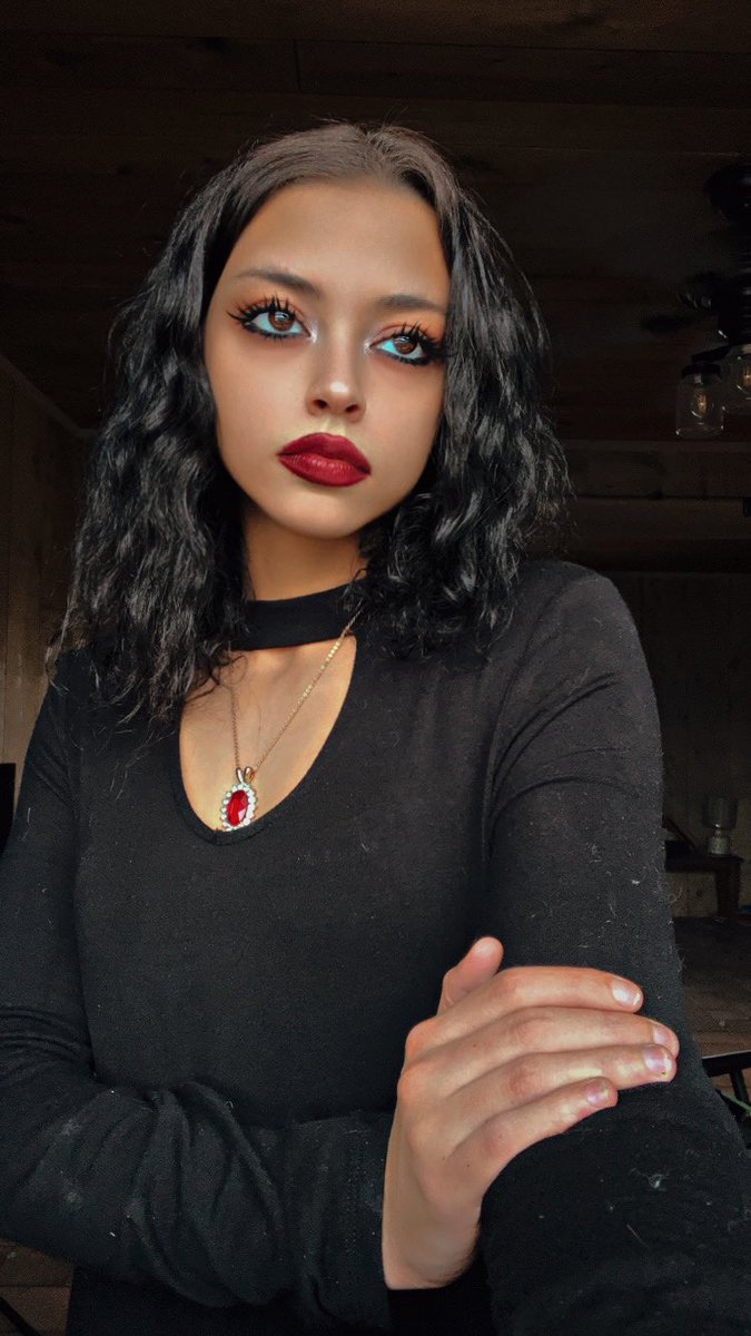 im420dutchess's tweet photo. I am hopelessly just waiting for your love 🕊️🕯️
#the420dutchess #newmusic #altgirl #alternative #gothic #goth #witch #altmusic #darkpop #grunge #aesthetic #horror #horrorcore #somewhereintheshadows https://t.co/4IbWeMeOOi