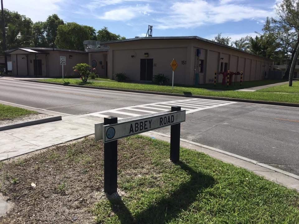 KDJohns's tweet photo. @ChrisO_wiki They run the post office and pick up mail from here after they cross abbey road https://t.co/nvCMuKRl7J